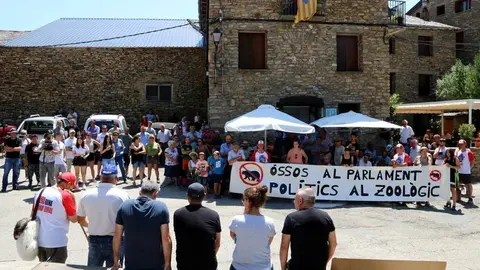 Pla general de la concentraci&radic;&ge; de pagesos a Llessui (Sort) en protesta per l'os. A la pancarta s'hi pot llegir "Ossos al parlament, pol&radic;&ne;tics al zool&radic;&le;gic". Imatge del 30 de juny del 2019. (horitzontal)