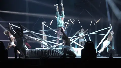 Pla general on es veuen diversos dansaires i un acr&ograve;bata en un dels n&uacute;meros de l'espectacle 'Rebel' del Cirque du Soleil, el 28 de juny de 2019 (Horitzontal).