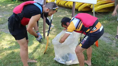 Dos voluntaris amb les deixalles de pl&agrave;stics que han recollit al pant&agrave; de la Torrassa el 3 de juliol del 2019. (horitzontal)