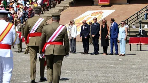 El Rei d'esquena dirigint-se a saludar les autoritats entre les que hi ha la delegada del Govern a l'Alt Pirineu, l'alcalde de Talarn i la delegada del Govern espanyol a Catalunya. Imatge del 5 de juliol del 2019. (horitzontal)