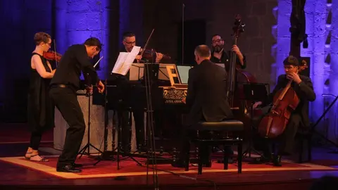 Pla general dels integrants de l'Ensemble Flandriae-Pyrenaei, interpretant una de les peces del concert inaugural del Festival de M&uacute;sica Antiga dels Pirineus a la catedral de Santa Maria de la Seu d'Urgell, el 5 de juliol de 2019 (Horitzontal).