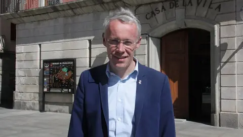 Pla mitj&radic;&dagger; del candidat de Junts per Puigcerd&radic;&dagger; i alcalde en funcions, Albert Pi&radic;&plusmn;eira, a l'exterior de l'Ajuntament de Puigcerd&radic;&dagger;. Imatge del 29 de maig de 2019 (Horitzontal).