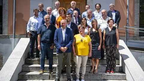 Pla general dels representants electes del Consell Comarcal de la Cerdanya, a l'exterior de l'edifici de l'ens comarcal despr&eacute;s del ple de constituci&oacute;, amb la nova presidenta, Roser Bombard&oacute;, al centre. Imatge de l'11 de juliol de 2019 (Horitzontal).