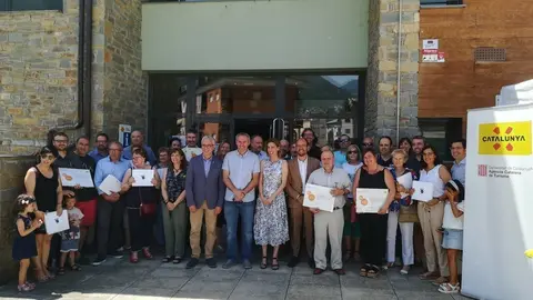 Fotografia de familia dels representants de municipis i allotjaments de la zona Pirineus-Noguera Pallaresa distingits com a 'Destinaci&oacute; de Natura i Muntanya en Fam&iacute;lia&rsquo;, el 13 de juliol del 2019 (horitzontal)