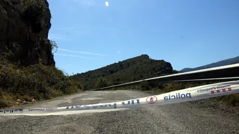 Pla curt on es pot veure una cinta dels Mossos barrant el pas a la carretera d'acc&eacute;s al congost de Mont-rebei per una esllavissada de roques, el 17 de juny de 2019. (Horitzontal)