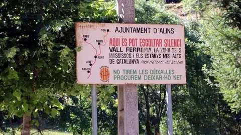 Pla general d'un cartell on s'hi pot llegir "Aqu&radic;&ne; es pot escoltar silenci" al poble d'Alins, a la Vall Ferrera. Imatge del 15 de juliol del 2019. (horitzontal)
