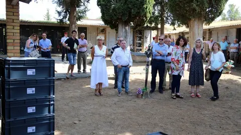 Primer pla de les caixes amb les restes dels soldats en l'interior i la directora general de Mem&radic;&le;ria Democr&radic;&dagger;tica, Gemma Dom&radic;&reg;nech i l'alcaldessa d'Isona, Rosa Amor&radic;&ge;s, presidint l'acte d'enterrament. Imatge del 23 de juliol del 2019. (horitzontal)