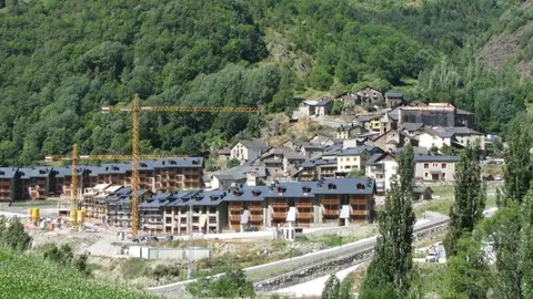 Pla general de l'&agrave;mbit a mig construir d'Espui, a la Vall Fosca, al Pallars Sobir&agrave;. Imatge d'arxiu del gener del 2011. (horitzontal)