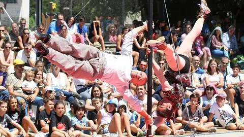 L'espectacle de circ TiraVol, que es va haver de suspendre dissabte al vespre per la pluja, s'ha ofert el migdia d'aquest diumenge. Imatge del 28 de juliol de 2019. (Horitzontal)