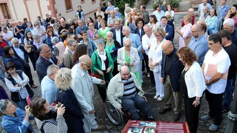 Pla general de l'acte d'homenatge que s'ha fet a Conxita Grang&radic;&copy; davant de la casa on va n&radic;&copy;ixer el 6 d'agost de 1925 a Espui. Imatge del 26 de juliol del 2019. (horitzontal)