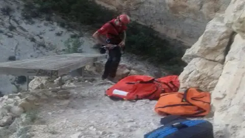 Imatge d'un bomber en el punt exacte del rescat d'un excursionista ferit el 5 d'agost del 2019. (horitzontal)