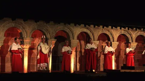 Pla general de diversos actors del Retaule de Sant Ermengol de la Seu d'Urgell representant un dels quadres de l'espectacle medieval. Imatge del 5 d'agost de 2019 (Horitzontal).