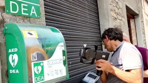 Un t&egrave;cnic del Centre de Telecomunicacions i Tecnologies de la Informaci&oacute; al costat del DEA que actuava com a inhibidor de freq&uuml;&egrave;ncies a Sort. Imatge del 6 d'agost del 2019. (horitzontal)