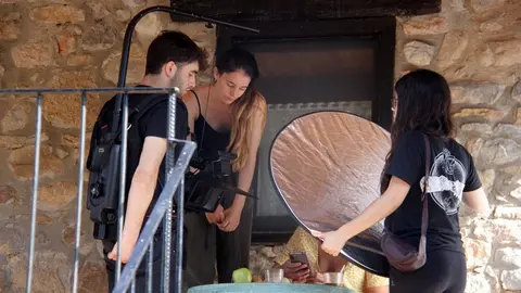 Pla americ&agrave; on es veuen alguns dels participants del Laboratori de Creaci&oacute; Audiovisual del Cerdanya Film Festival enregistrant una part del seu curtmetratge a l'exterior d'una casa de col&ograve;nies de Bellver de Cerdanya, el 7 d'agost de 2019 (Horitzontal).