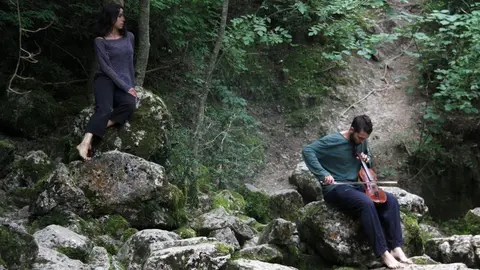 Pla general de l'Ivan Garriga i la Montse &Agrave;lvarez, dos dels integrants de la formaci&oacute; Aiga, durant el seu espectacle a la Fou de Bor, dins el Festival Trama de Bellver de Cerdanya, l'11 d'agost de 2019 (Horitzontal).