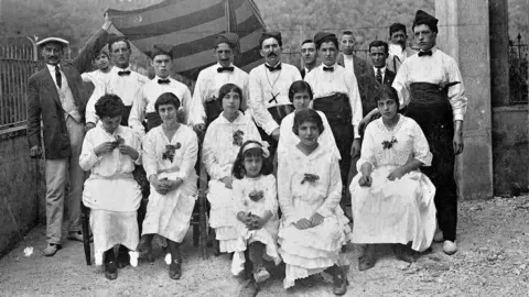 El folklorista pallar&egrave;s Enric Vigo amb un grup de dansaires. (horitzontal)