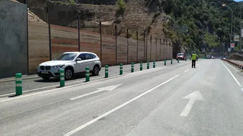 Vehicles circulant per la carretera CG-1 d'acc&eacute;s a Andorra des de la Seu d'Urgell, sota el mur de contenci&oacute; que s'ha aixecat per contenir nous despreniments. Imatge del 14 d'agost del 2019. (Horitzontal) 