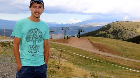 Pla tres quarts de Ferran Canudas, portaveu de Salvem Coll de Pal, davant del telecadira. Imatge del 13 d'agost del 2019. (Horitzontal)