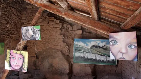 Pla general d'una de les exposicions de pintura que es poden veure dins el Festival d'arts SIARTB de Vilamur, a Soriguera (Pallars Sobir&agrave;), el 16 d'agost de 2019 (Horitzontal).