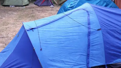 Imatge de diverses tendes de campanya localitzades aquest agost pels Agents Rurals al parc nacional d'Aig&radic;&ordm;estortes i estany de Sant Maurici. (Vertical)