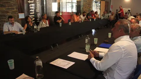 Pla general on es veu al nou president del Consell Comarcal del Pallars Sobir&agrave;, Carles Is&uacute;s, a la dreta, durant la seva intervenci&oacute; despr&eacute;s d'aprovar-se la moci&oacute; de censura contra Gerard Sabarich, a l'esquerra, el 19 d'agost de 2019 (Horitzontal).