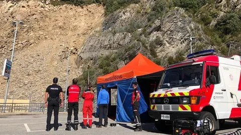 T&radic;&reg;cnics andorrans observant la zona afectada per l'esllavissada, el 21 d&not;&deg;agost del 2019. (Horitzontal)