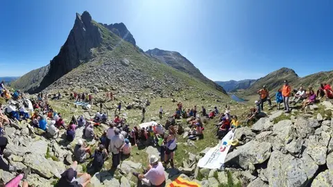 Pla general del port de Tavascan on es veuen els participants a la trobada transfronterera coorganitzada pel Parc Natural de l'Alt Pirineu i el de l'Arieja. Imatge facilitada pel Departament de Territori el 23 d'agost de 2019 (Horitzontal).