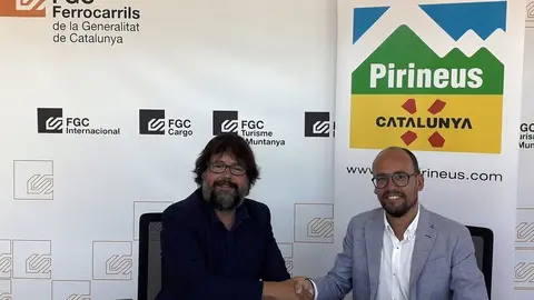 Pla mitj&radic;&dagger; del president d'FGC, Ricard Font, i el director de l'ACT, David Font, signant el conveni de col&not;&sum;laboraci&radic;&ge; vinculat a la marca Pirineus. Imatge facilitada pel Departament d'Economia i Coneixement el 26 d'agost de 2019 (Horitzontal).