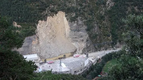 Pla general de l'esllavissada que s'ha produit a la carretera CG-1 d'Andorra vista des de la zona de la Borda Sabat&eacute; i on es veu un forat ple d'aigua i el sostre del centre comercial Punt de Trobada al davant, el 10 d'agost de 2019 (Horitzontal).