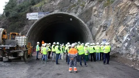 Pla general de les autoritats presents a la calada del T&uacute;nel de Tresponts, a l'exterior de la boca nord, el 30 d'agost de 2019 (Horitzontal).