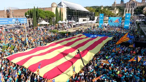Acte final de la manifestaci&radic;&ge; de la Diada a Pla&radic;&szlig;a d'Espanya organitzat per l'ANC amb una estelada gegant desplegada, l'11 de setembre del 2019 (horitzontal).