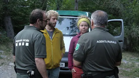 Pla mitj&radic;&dagger; d'efectius dels Agents Rurals informant a dos visitants del Parc Nacional d'Aig&radic;&ordm;estortes, amb la seva furgoneta al darrere, que no poden passar la nit dins l'espai natural, el 6 de setembre de 2019 (Horitzontal).