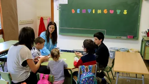 Els alumnes de l'escola de T&radic;&ne;rvia, al Pallars Sobir&radic;&dagger;, a l'aula amb la directora del centre i la professora d'angl&radic;&reg;s. Imatge del 12 de setembre del 2019. (horitzontal)