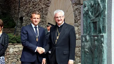 Salutaci&radic;&ge; entre el copr&radic;&ne;ncep d'Andorra, Emmanuel Macron i el copr&radic;&ne;ncep episcopal Joan Enric Vives el 13 de setembre del 2019. (horitzontal)
