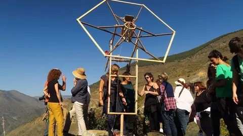 Imatge d'una de les intervencions art&iacute;stiques de l'edici&oacute; del 2018 a l'aplec Sa&oacute; de Farrera. (horitzontal)