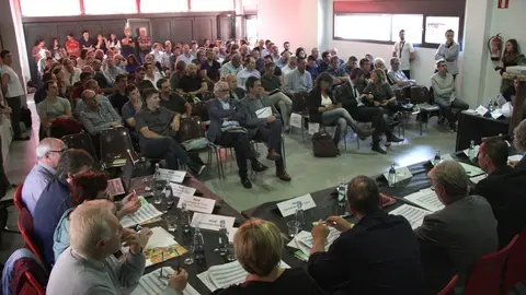 Pla general d'un moment de la subhasta de fusta de boscos p&radic;&int;blics de Catalunya a Montferrer i Castellb&radic;&le; on es veu a la consellera d'Agricultura, Teresa Jord&radic;&dagger;, asseguda entre els assistents. Imatge del 10 d'octubre de 2019 (Horitzontal).