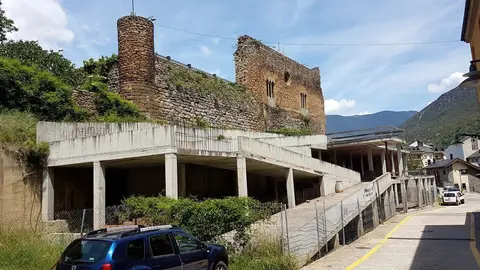 Imatge de l'estructura a mig construir de l'edifici de la futura biblioteca de Sort, sota el castell Comtes de Pallars. Imatge del 16 de maig del 2017. (horitzontal)