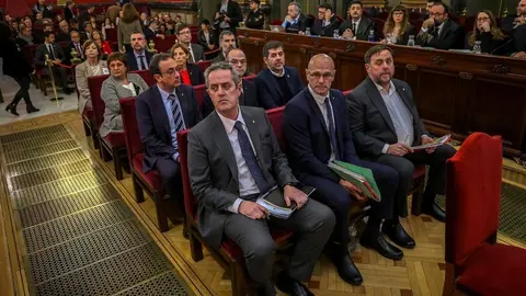 GRAF5715. MADRID, 12/02/2019.- Los doce l&Igrave;deres independentistas acusados por el proceso soberanista catal&middot;n que deriv&Ucirc; en la celebraci&Ucirc;n del 1-O y la declaraci&Ucirc;n unilateral de independencia de Catalu&Ograve;a (DUI), en el banquillo del Tribunal Supremo al inicio del juicio del "proc&Egrave;s". En la imagen de izda. a dcha. en el ˙ltimo banco la exconsejera de Gobernaci&Ucirc;n Meritxell Borr&middot;s (i); el exconsejero de Empresa de la Generalitat Santiago Vila (c) y el exconsejero de Justicia Carles Mund&Ucirc; (d). Segundo banco, la exconsejera de Trabajo Dolors Bassa (i); la expresidenta del Parlament Carmen Forcadell (c) y el presidente de &rdquo;mnium Cultural, Jordi Cuixart (d); Tercer banco el exconsejero de Territorio y Sostenibilidad Josep Rull (i); el exconsejero de Presidencia Jordi Turull (c) y el presidente de de la Asamblea Nacional Catalana, Jordi S&middot;nchez (d). Primer banco, el exconsejero de Interior Joaquim Form (i); expresidente de la Generalitat Ra&cedil;l Romeva (c) y el expresidente de la Generalitat Oriol Junquera (d). EFE/Emilio Naranjo ***POOL***