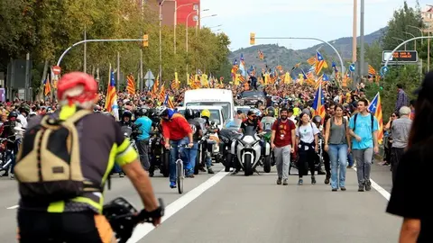 Ciclistes i motoristes precedeixen la Marxa per la Llibertat que ha entrat per l'avinguda Meridiana. 18 d'octubre del 2019. (Horitzontal)