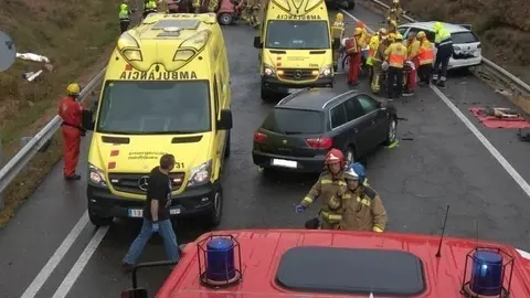 L'accident mortal a la C-14 a Bassella (Alt Urgell) amb quatre vehicles implicats i dos morts, el 20 d'octubre del 2019 (Vertical).