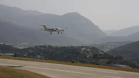 Pla general de l'avi&oacute; de verificaci&oacute; de vol aproximant-se a la pista d'aterratge de l'aeroport d'Andorra - la Seu d'Urgell mentre es comprova el funcionament del sistema d'aproximaci&oacute; instrumental amb GPS, el 17 de setembre de 2019 (Horitzontal).