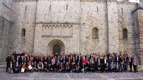 Pla general de tots els assistents i l'organitzaci&radic;&ge; del Congr&radic;&copy;s Interpirinenc de Mitjans de Proximitat en una foto de fam&radic;&ne;lia realitzada davant la catedral de la Seu d'Urgell. Imatge del 25 d'octubre de 2019 (Horitzontal).