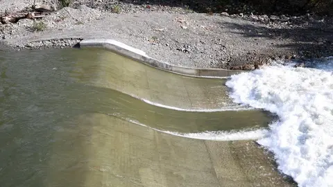 Pla general del pas de la presa de l'Hostalet, al riu Noguera Pallaresa al seu pas pel Pallars Sobir&radic;&dagger;, entre Sort i Rialp, el 24 d'octubre del 2019. (horitzontal)