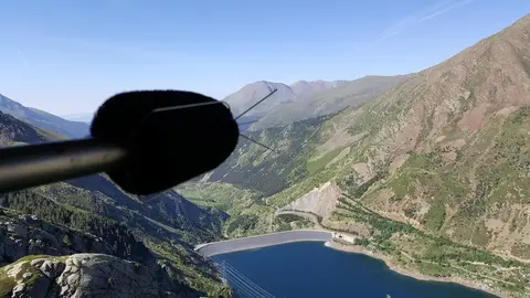 Pla general de l'estany Gento, al Parc Nacional, amb un mesurador de soroll en primer pla. (horitzontal)