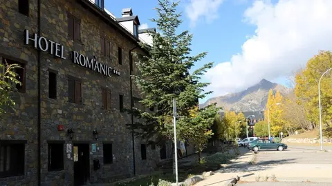 Pla general d'un dels hotels del Resort del Pla de l'Ermita, a l'Alta Ribagor&radic;&szlig;a. Imatge del 30 d'octubre del 2019. (horitzontal)