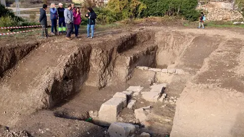 Pla general del jaciment arqueol&radic;&le;gic que ha deixat al descobert part de la muralla romana d'Isona. Imatge del 4 de novembre 2019. (horitzontal)