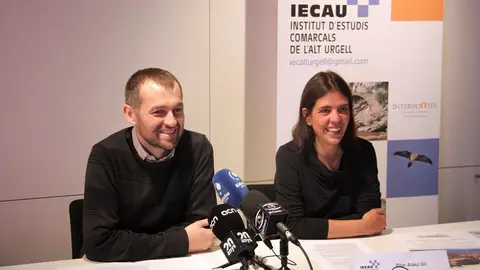 Pla mitj&agrave; del president de l'Institut d'Estudis Comarcals de l'Alt Urgell, Llu&iacute;s Obiols, i de la tresorera de l'entitat, Pilar Al&aacute;ez, explicant el programa d'actes per commemorar el seu des&egrave; aniversari. Imatge del 13 de juny de 2019 (Horitzontal).