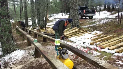 Pla general de dos operaris d'Integra Pirineus duent a terme els treballs de construcci&radic;&ge; d'un nou tram de passera de l'itinerari adaptat de Sant Joan de l'Erm, a Montferrer i Castellb&radic;&le; (Alt Urgell), el 7 de novembre de 2018 (Horitzontal).