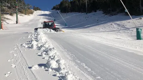 Una pista d'esqu&iacute; de Masella trepitjada per una m&agrave;quina a principis de novembre del 2019. (horitzontal)