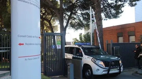Imatge d'un tot terreny de la Gu&radic;&dagger;rdia Civil sortint del recinte de la Secretaria General de l'Esport, el 12 de novembre de 2019 (horitzontal)